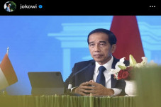 Jokowi : Target Vaksinasi...