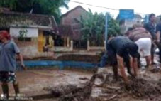 Banjir Bandang Terjang...