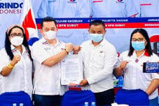 Serahkan SK, Perindo...