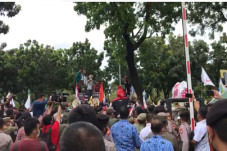 Demo Buruh di Balai...