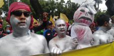 Pocong dan Manusia Silver...