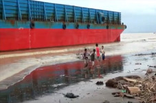 Diterjang Badai, 2 Kapal...