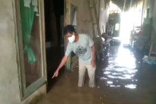 Sungai Cikalumpang Meluap,...