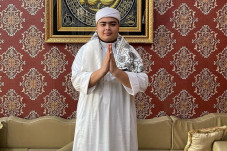 Dimakamkan Sebelah Ustaz...