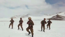 Tentara China Menari-nari...