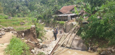 Jembatan Desa Putus...