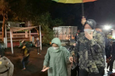 Diguyur Hujan Gerimis,...