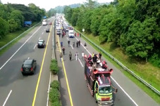 Rombongan Buruh Nekat...