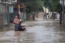 Tanggul Tak Mampu Tampung...
