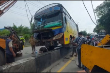 Bus Tabrak Median Jalan,...