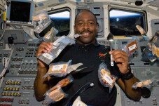 Menyiapkan Makanan Astronot,...