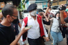 Kenakan Rompi Tahanan,...