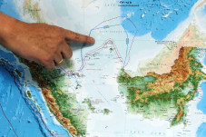 China Protes Pengeboran...