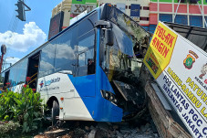 Bus Transjakarta Tabrak...