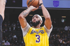 LeBron James Tinggalkan...