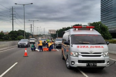 Jalan Kaki di Tol, Pria...