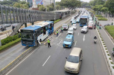 Bus Transjakarta Tabrak...