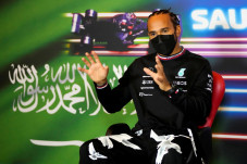 Lewis Hamilton Kejar...