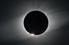 Gerhana Matahari Total...