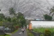 Awan Panas Gunung Semeru...