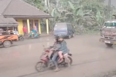 Gunung Semeru Meletus,...
