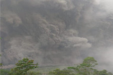 Gunung Semeru Meletus,...
