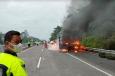 Bus Jakarta-Jogja Terbakar...