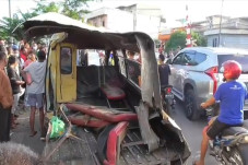 Angkot Dihajar KA Usai...