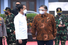 Jokowi Minta Vaksinasi...