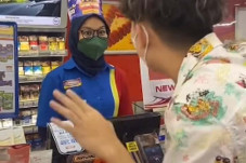 Viral! Pria Borong Barang...