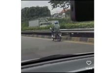 Kenakan Jaket Loreng,...