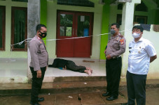 Diduga Sakit, Pejalan...
