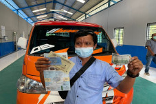 Beri Hadiah Dolar di...