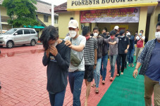 Serang Kios, 9 Pemuda...
