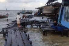 Ratusan Rumah Suku Laut...