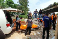 Mayat Mengapung di Kali...