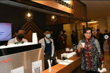Potret Sri Mulyani Menyeruput...