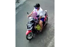 Miris, Sambil Bawa Balita...
