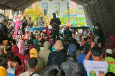 Mengenakan Jaket Banser,...