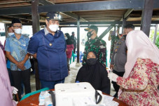 Vaksinasi di Kabupaten...