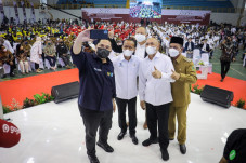 3 Menteri Keroyokan...