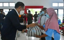 Wali Kota Fairid Serahkan...
