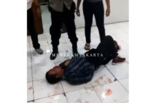 Nekat Pakai Senjata...