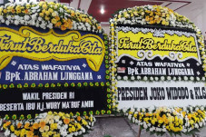 Ratusan Karangan Bunga...