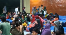 Takut Gempa Susulan,...