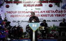 Hadiri HUT Gereja, Politikus...