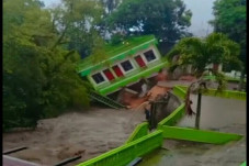 Hujan Deras, Bangunan...