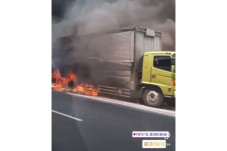 Jelang Siang, Truk Kontainer...