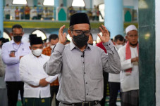 Mahfud MD Pimpin Sholat...