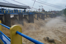 Puncak Diguyur Hujan,...
